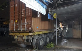TP.HCM: Xe container tông sập nhà dân lúc nửa đêm